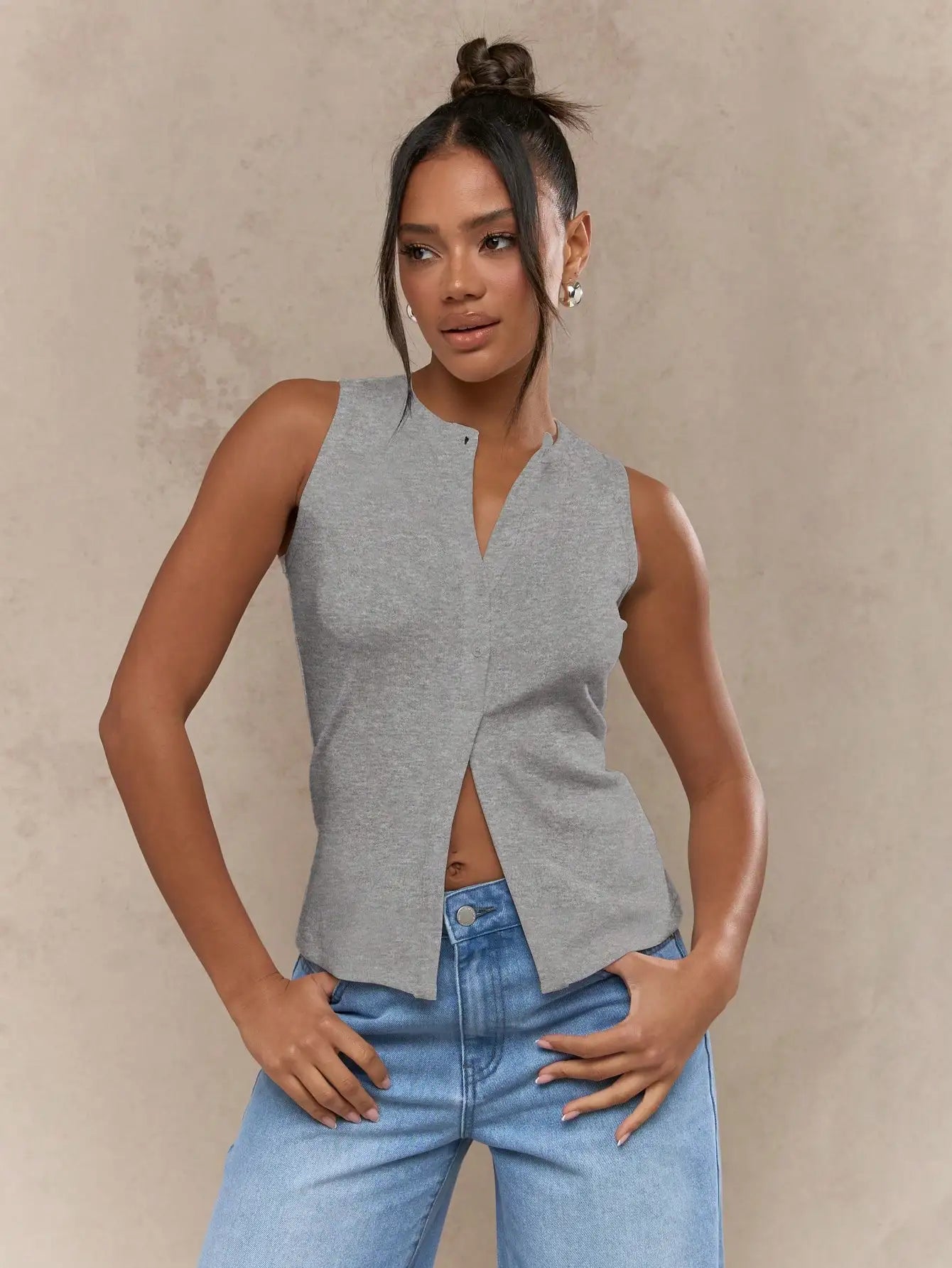 Elegant women's vest, a minority design with half buttons, very suitable for going out for leisure and commuting