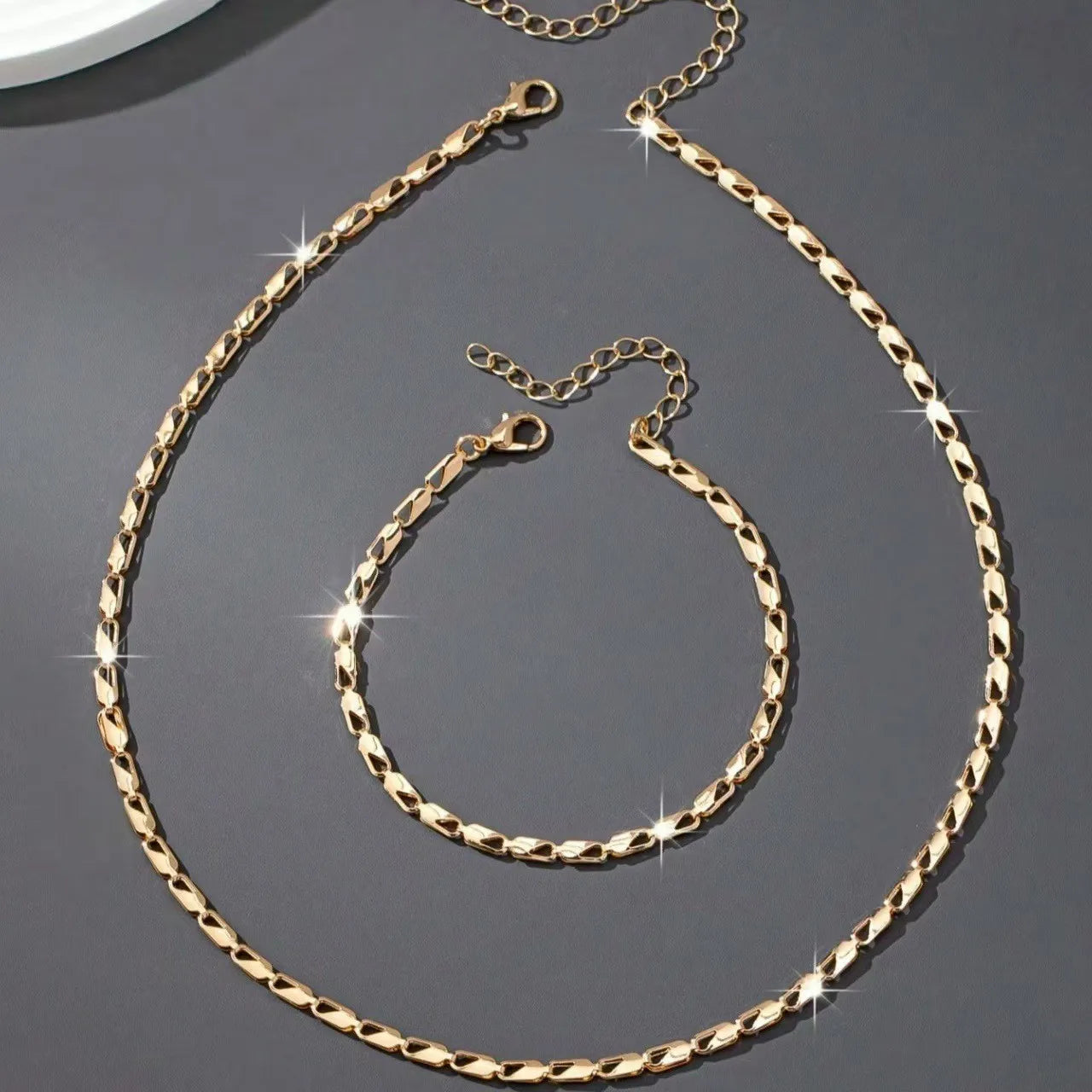 Un set di collane e braccialetti da donna sexy e lussuosi, un set di gioielli da donna alla moda e versatile