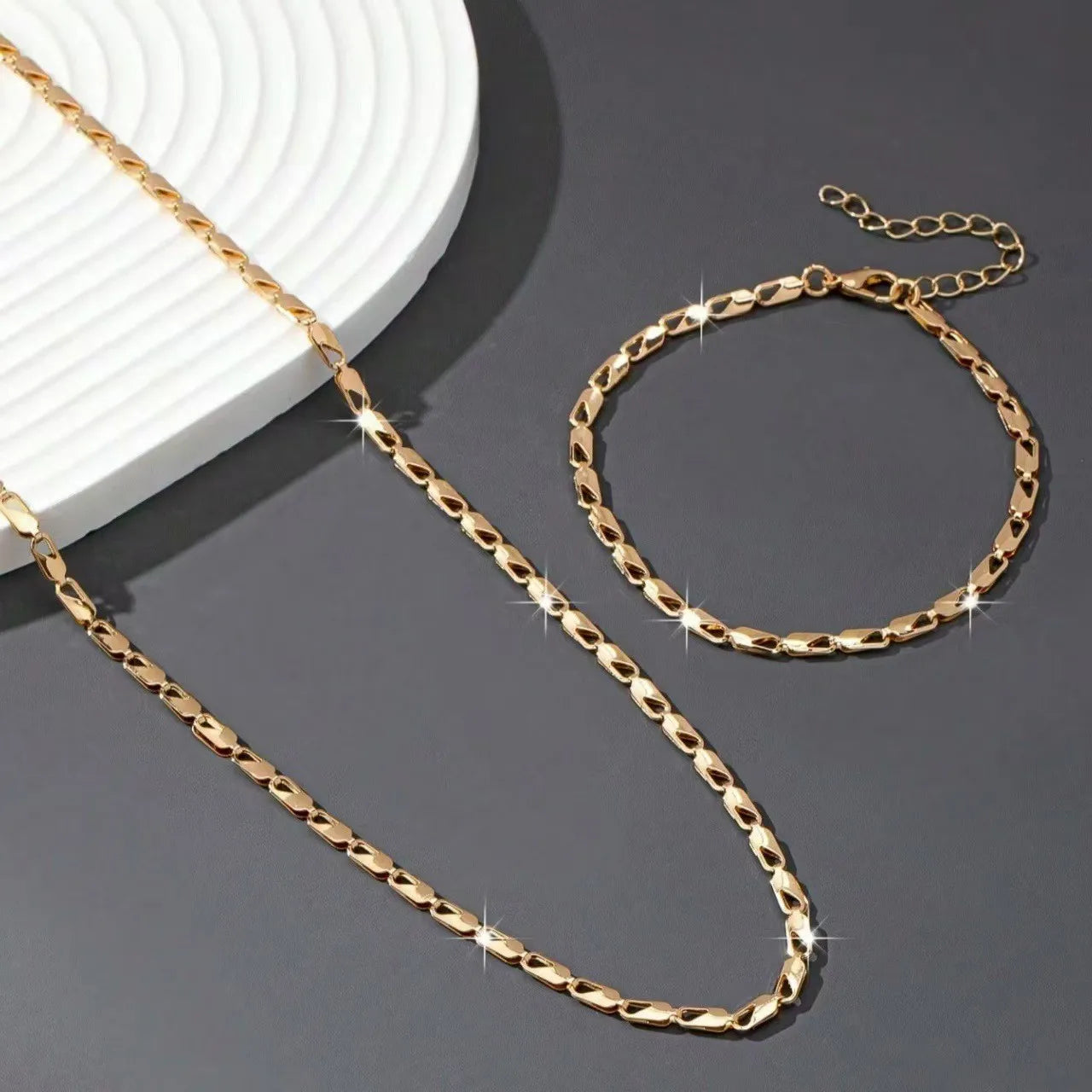 Un set di collane e braccialetti da donna sexy e lussuosi, un set di gioielli da donna alla moda e versatile