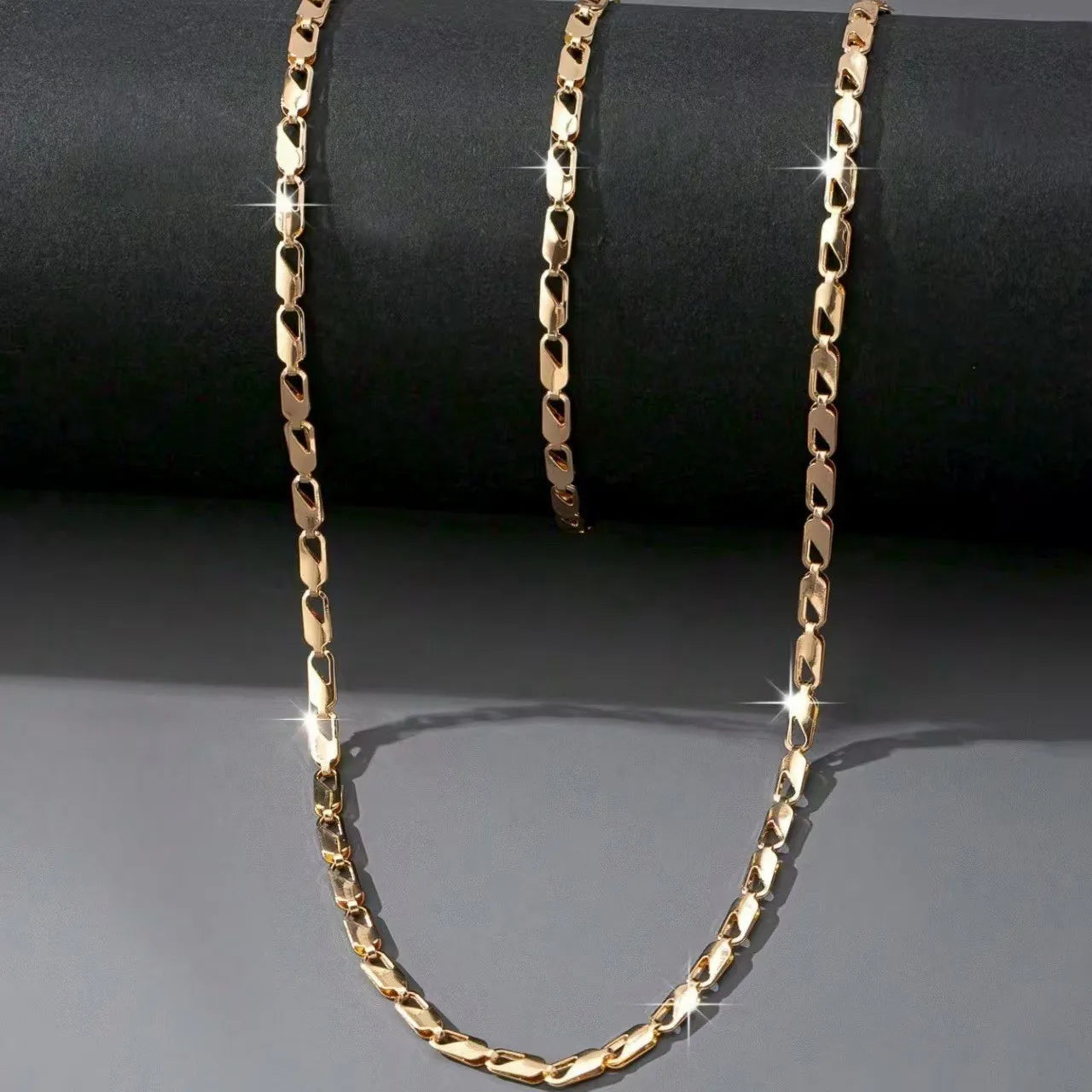 Un set di collane e braccialetti da donna sexy e lussuosi, un set di gioielli da donna alla moda e versatile