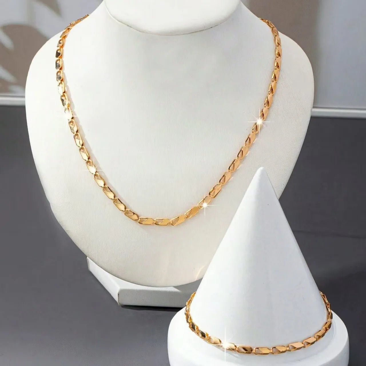 Un set di collane e braccialetti da donna sexy e lussuosi, un set di gioielli da donna alla moda e versatile